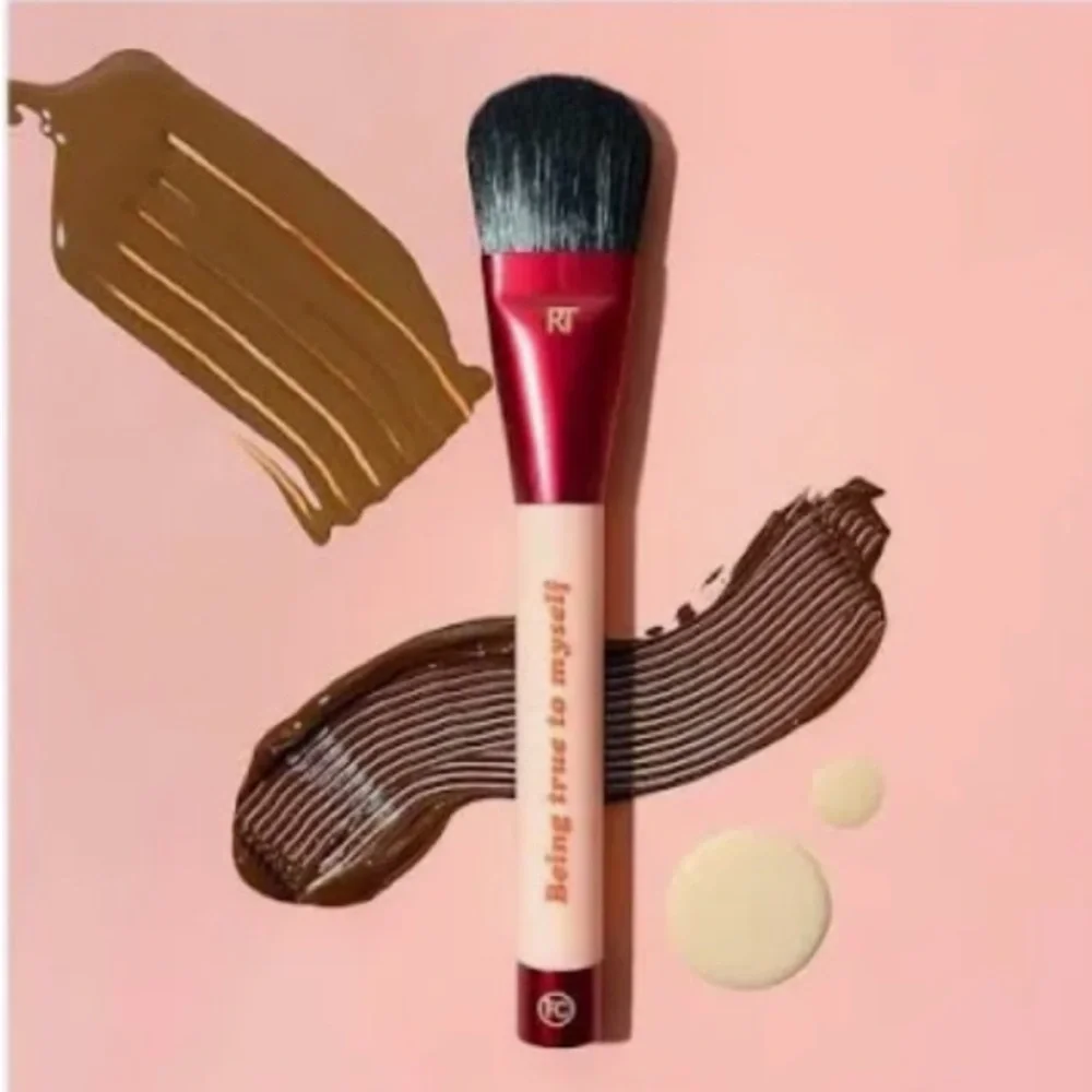Makeup brush from Real Techniques!! Beautiful base foundations, tinted spf ⭐️